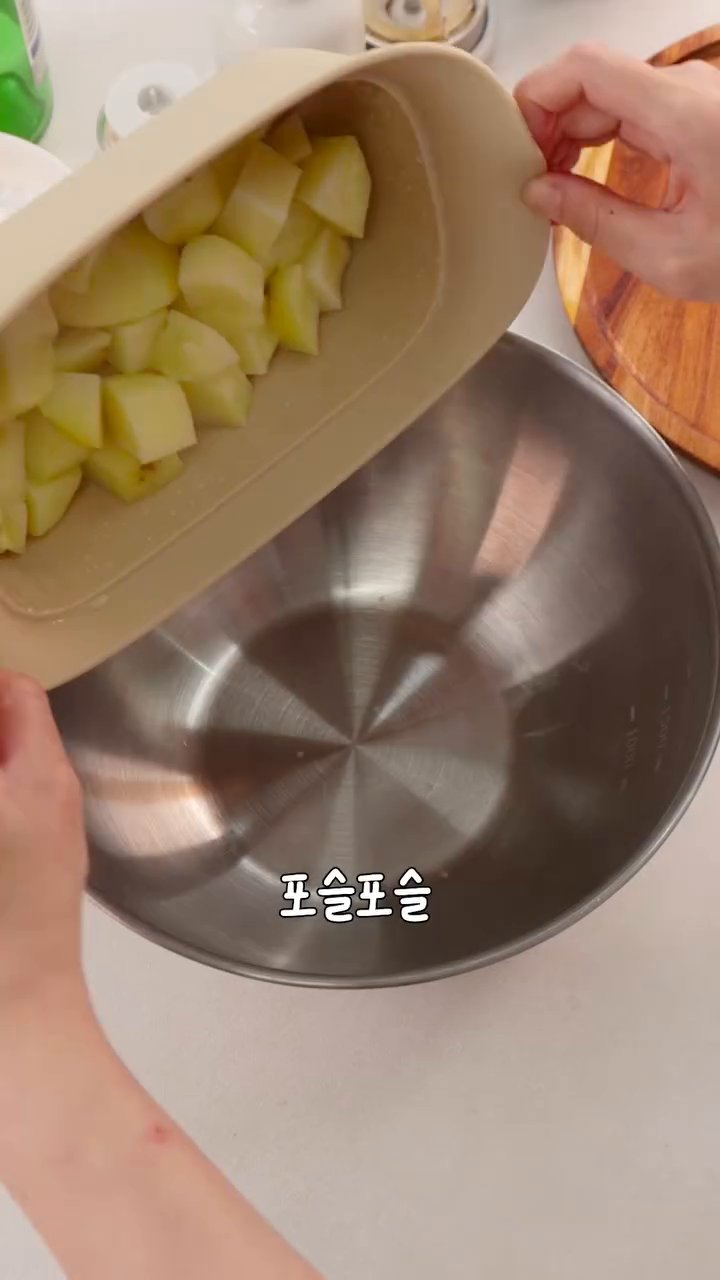 포슬포슬 잘 익은 감자는 덩어리 없이 곱게 으깨줍니다.