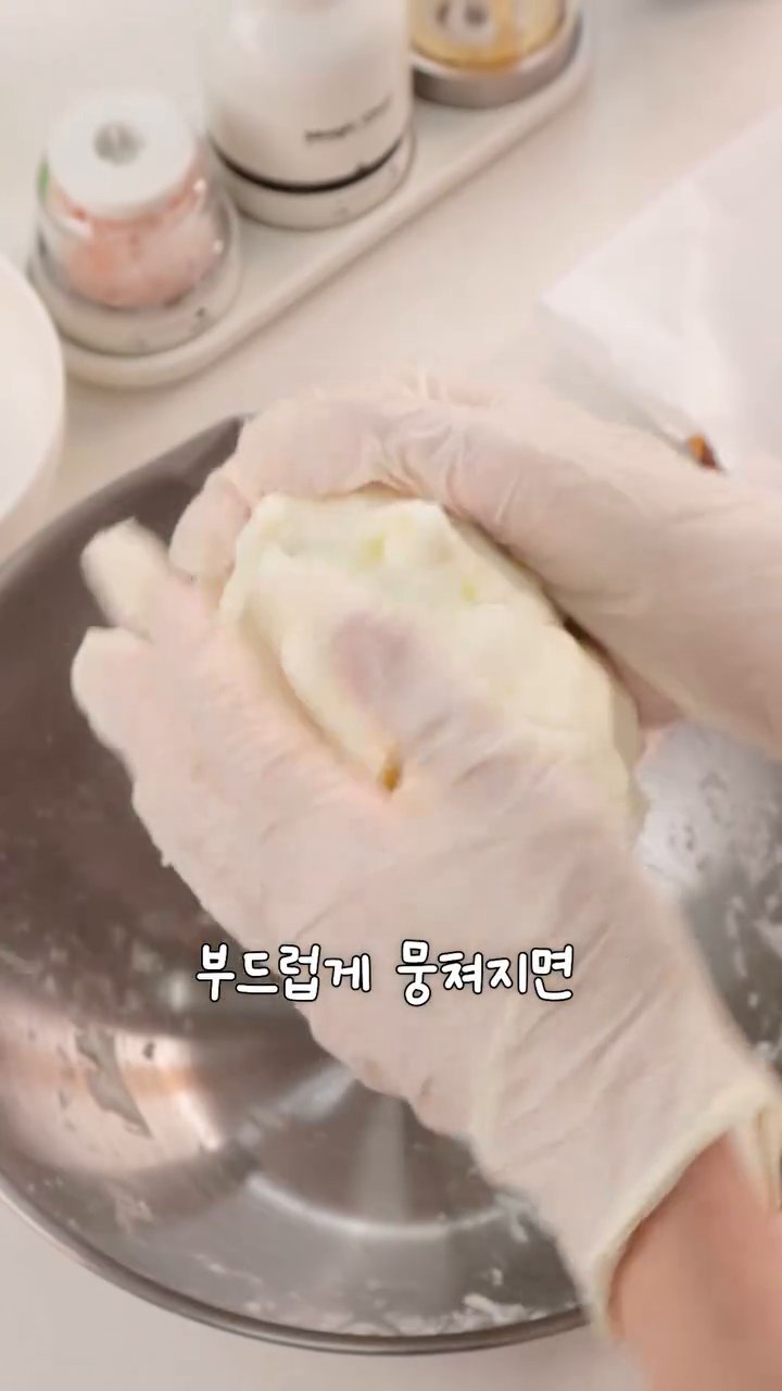 부드럽게 뭉쳐지면 한입 크기로 동글동글 빚어줍니다. 소주병 입구로 가운데를 눌러줍니다.