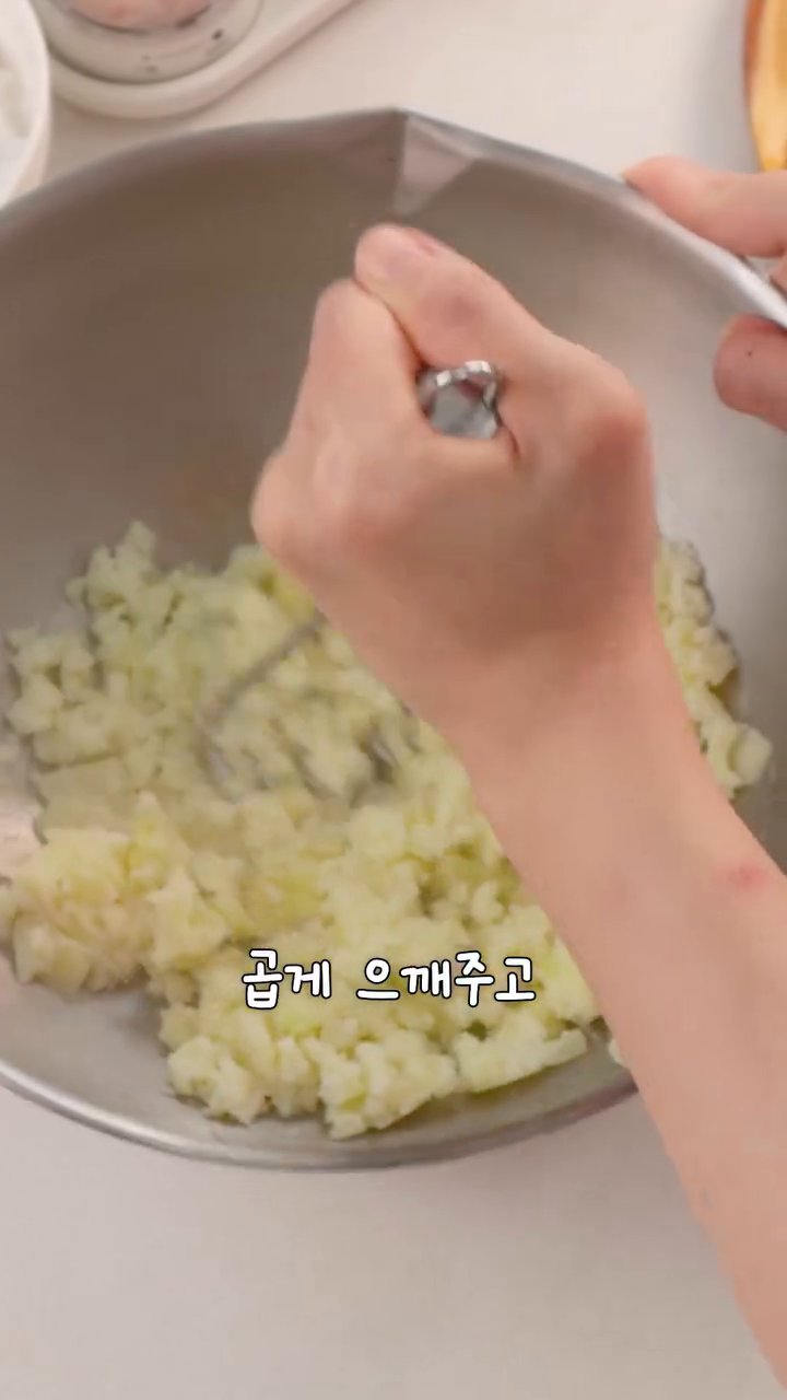여기에 감자전분과 물을 조금씩 넣어가며 반죽하여 부드럽게 뭉쳐지면 한입 크기로 동글동글 빚어줍니다.