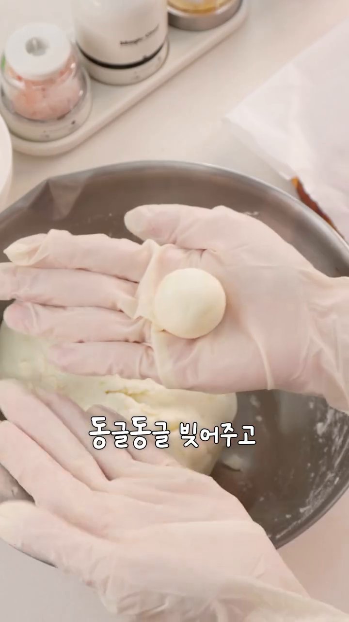 소주병 입구로 가운데를 눌러주어 모양을 잡습니다.