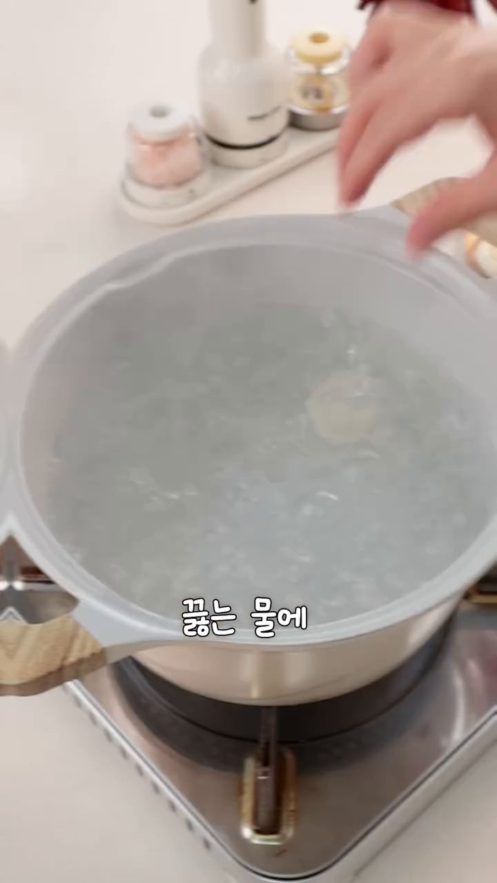 끓는 물에 감자를 넣고 3분 정도 삶습니다. 감자들이 동동 떠오르면 거의 다 익었다는 신호입니다.