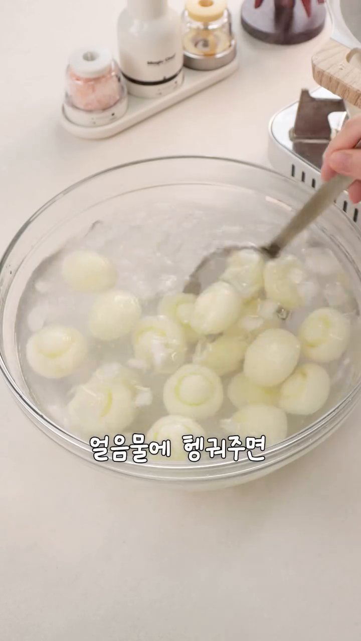 바로 건져서 얼음물에 헹궈주면 쫀득쫀득한 식감이 살아납니다.