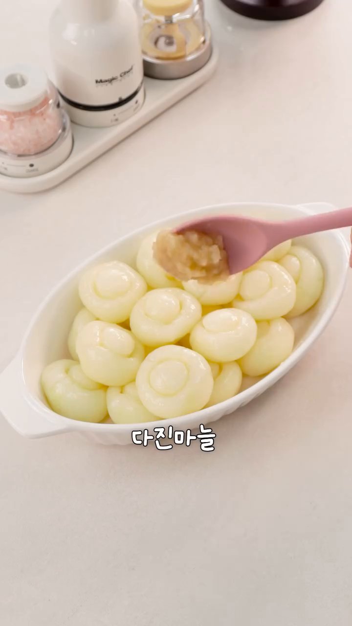 다진 마늘, 간장, 설탕, 고춧가루, 다진 대파를 넣고, 냄비에 아보카도 오일을 뜨겁게 끓여 감자 위에 부어줍니다.