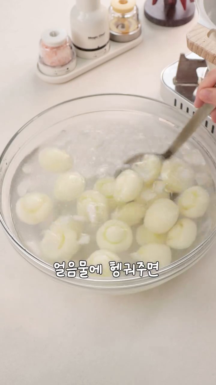 바로 건져서 얼음물에 헹궈주면 쫀득쫀득한 식감이 살아납니다.