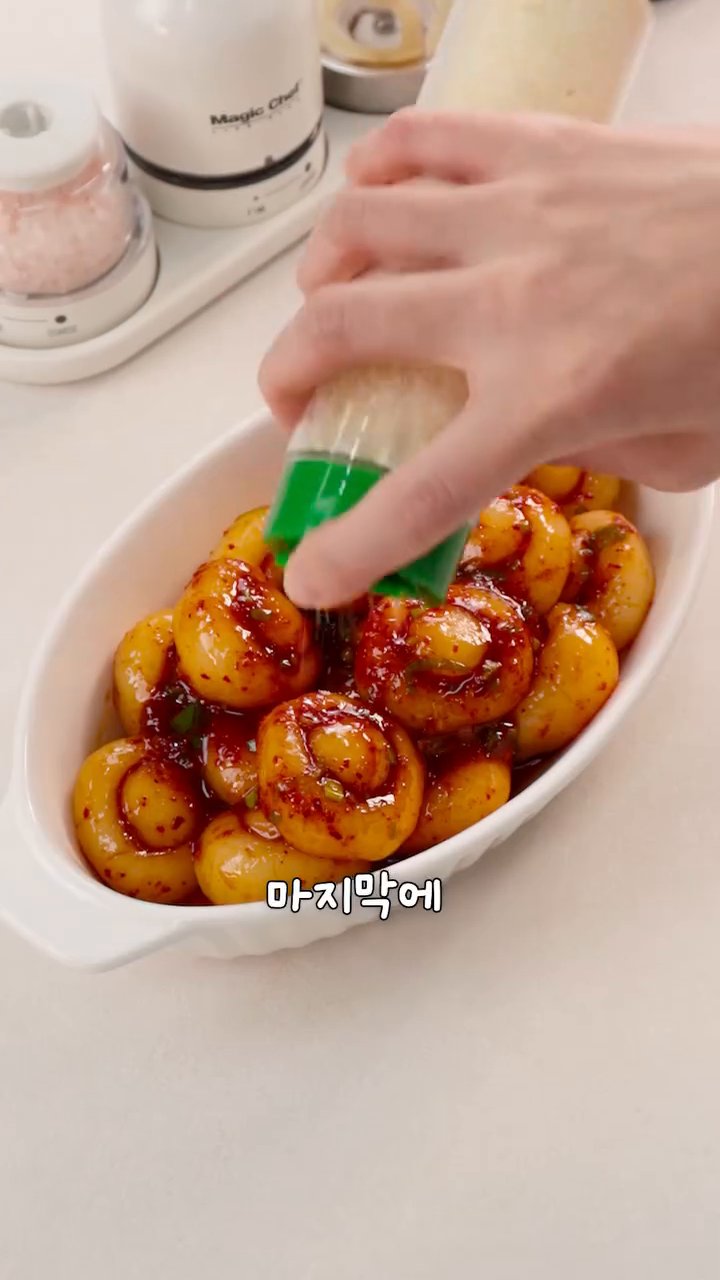 이대로 싹싹 비벼주면 완성입니다. 마지막에 파마산 치즈를 사르르 올려줍니다.