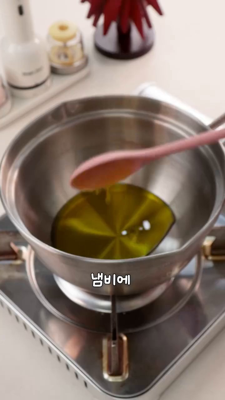 냄비에 아보카도 오일을 뜨겁게 끓여서 감자 위에 부어줍니다.