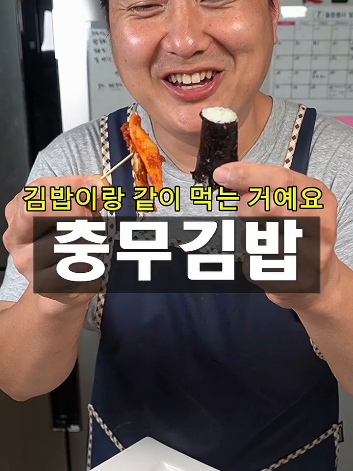 무를 얇게 빗겨 썰어 준비합니다.