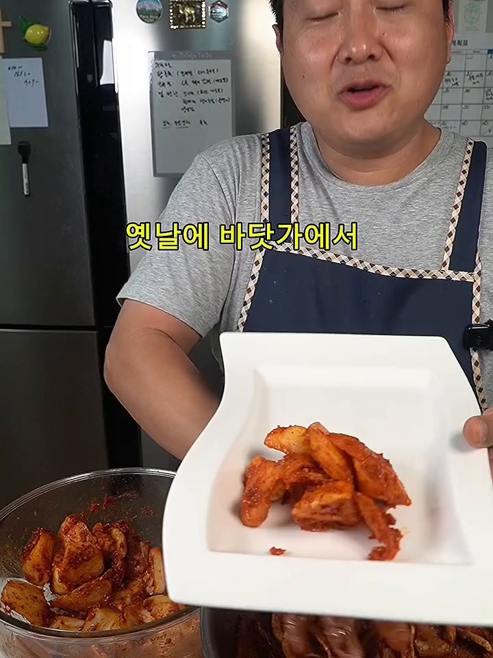 천일염, 맛술, 물엿을 넣고 잘 섞어 1시간 동안 절입니다.