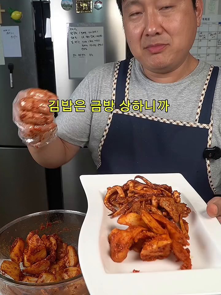 끓는 물에 소금 1스푼을 넣고 오징어를 넣어 완전히 익혀 건집니다.
