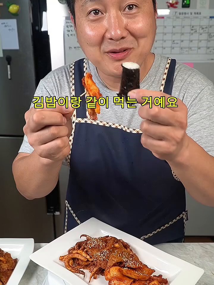 같은 물에 사각 어묵을 1분간 살짝 데치고 건집니다.