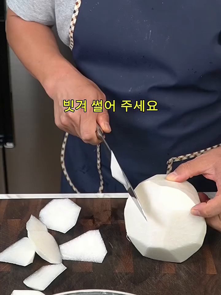 물기 뺀 무에 고춧가루를 먼저 버무려 색을 입힌 후, 나머지 섞박지 양념을 모두 넣고 힘주어 무칩니다.