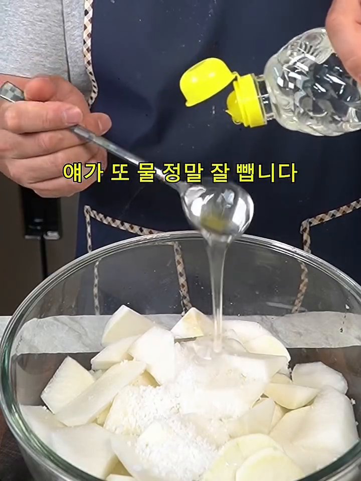 준비한 양념장과 썰어둔 오징어, 어묵을 넣고 어묵이 으깨지지 않게 살살 무칩니다.