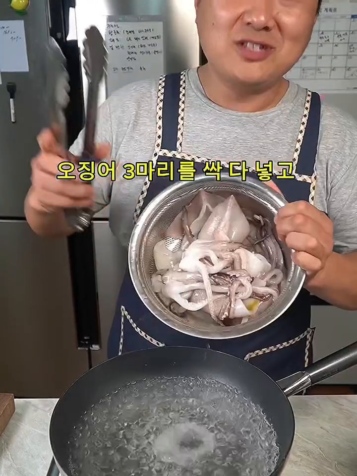 반으로 자른 김에 밥을 고르게 펴고, 겉면에 참기름을 바른 후 먹기 좋게 썹니다.
