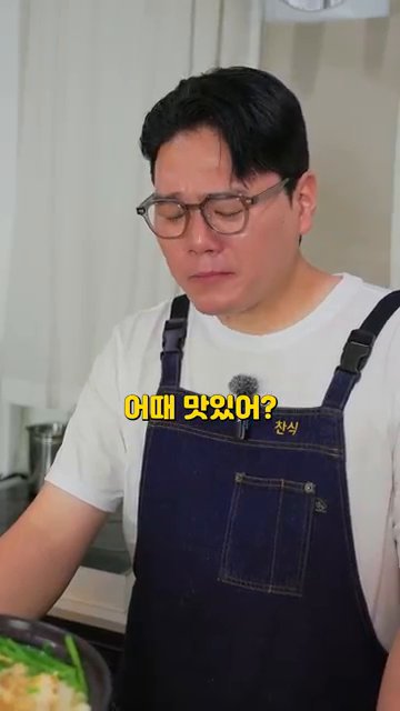 완성된 닭백숙을 그릇에 담아 서빙합니다.