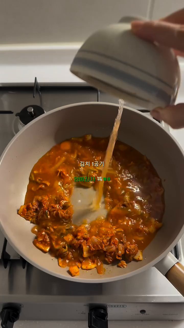 다진 마늘 0.5큰술, 고추장 1큰술, 고춧가루 2큰술, 참치액젓 2큰술, 설탕 2꼬집, 햄을 넣고 수분이 날아갈 때까지 졸입니다.