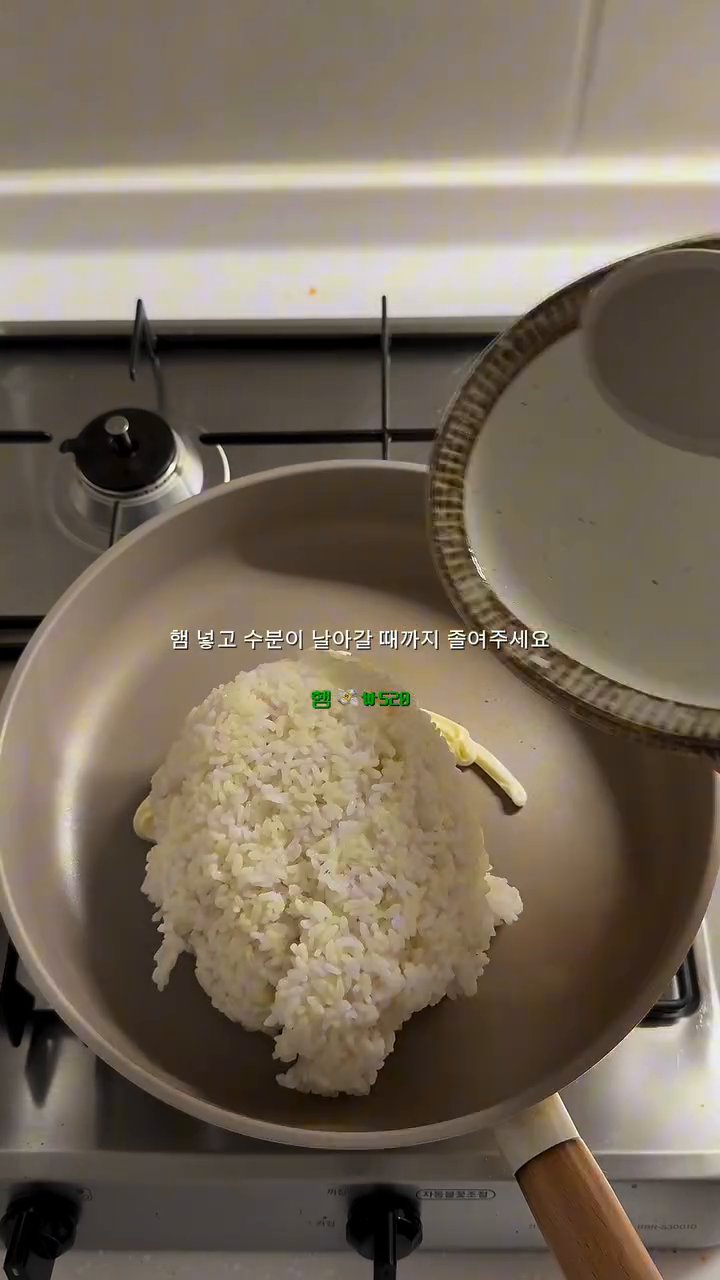 졸여둔 김치를 팬에 넣고 마요네즈 4큰술과 밥을 추가하여 볶아줍니다.