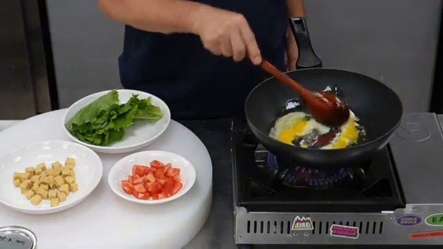 계란을 껍질째 넣고, 저어가며 볶습니다.