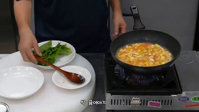 표고버섯 부용을 넣고, 재료가 잘 섞이도록 끓입니다.