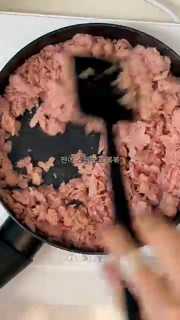 팬에 스팸과 고추를 넣고 볶은 후 간장, 알룰로스, 굴소스를 넣고 한번 더 볶아주세요.