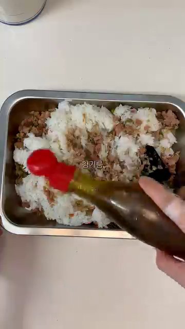 볶은 재료에 밥, 참기름, 깨를 넣고 잘 섞어주세요.