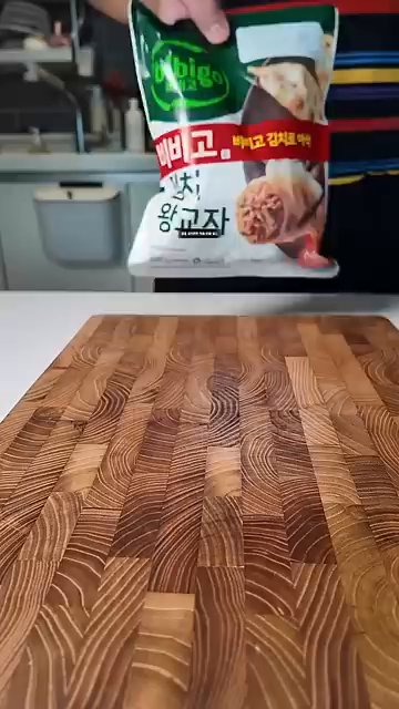 김치만두를 먹을 만큼 넣고 다시 전자레인지에 4분 돌립니다.