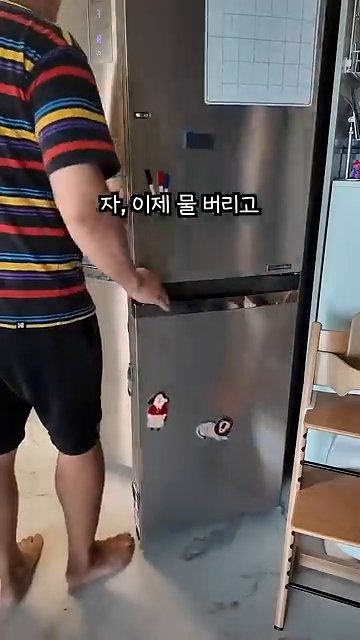 전자레인지에서 꺼낸 후 물을 버리고, 토마토소스를 넉넉하게 넣습니다.