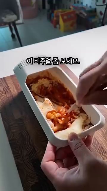 만두를 해체하여 파스타와 잘 섞어줍니다.