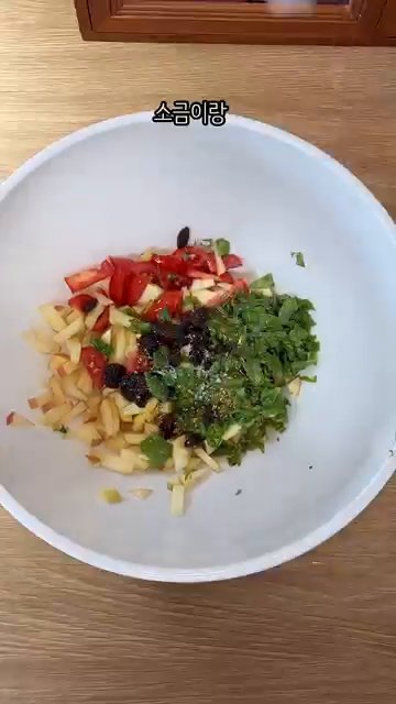 팬에 올리브오일을 두르고, 구운 빵의 양쪽 면을 노릇노릇하게 굽습니다.