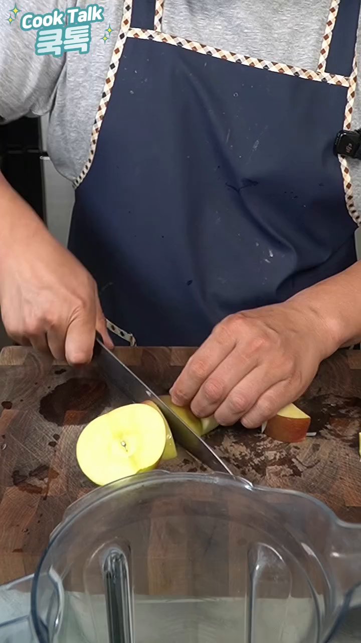 갈아진 양념에 고춧가루를 넣고 섞어 잠시 불려둡니다.