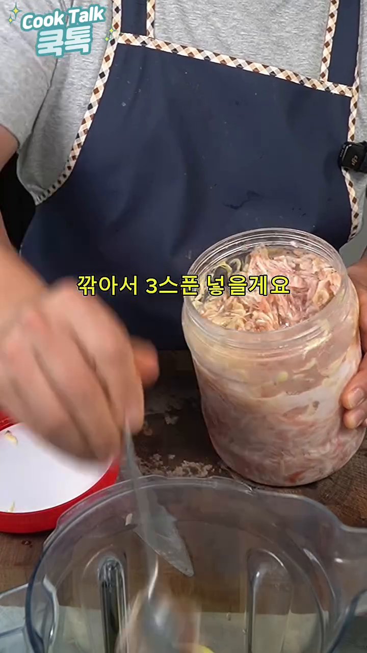 물기 뺀 쪽파의 뿌리쪽에 양념을 먼저 바르고, 전체적으로 골고루 버무립니다.