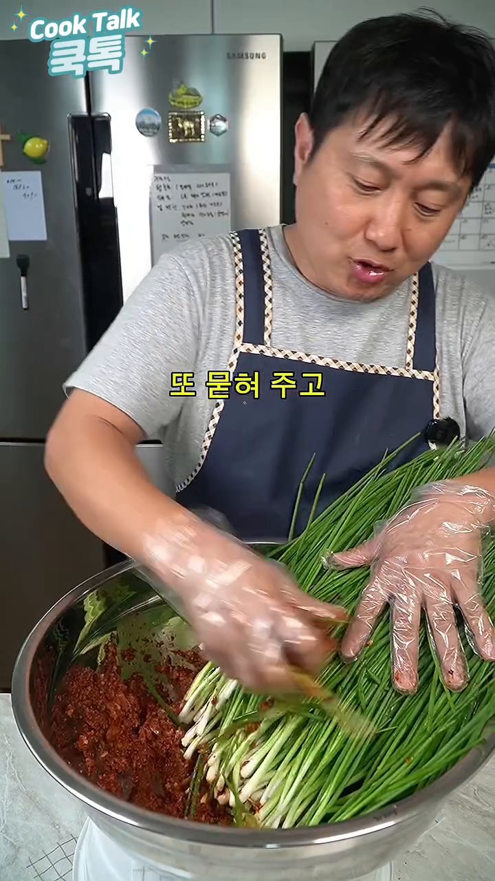 통깨를 뿌려 마무리한 후, 상온에서 이틀 정도 숙성시킵니다.