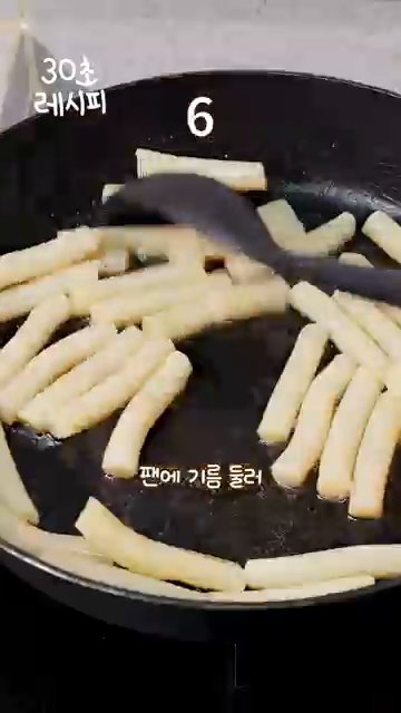 팬에 식용유를 두르고 중불로 예열한 후 떡을 넣어 노릇하게 구워줍니다.