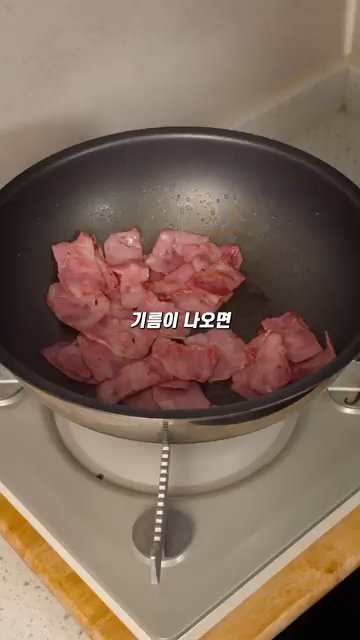기름이 나오면 양파 1/4개와 양배추를 비슷한 양만큼 넣어 볶습니다.
