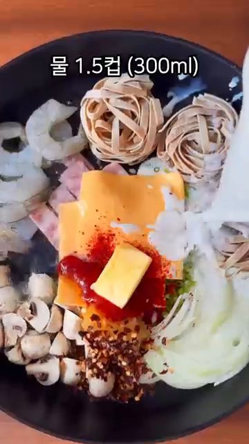 통밀파스타면을 삶아 건더기를 제거한 후 팬에 넣고 버무려준다.