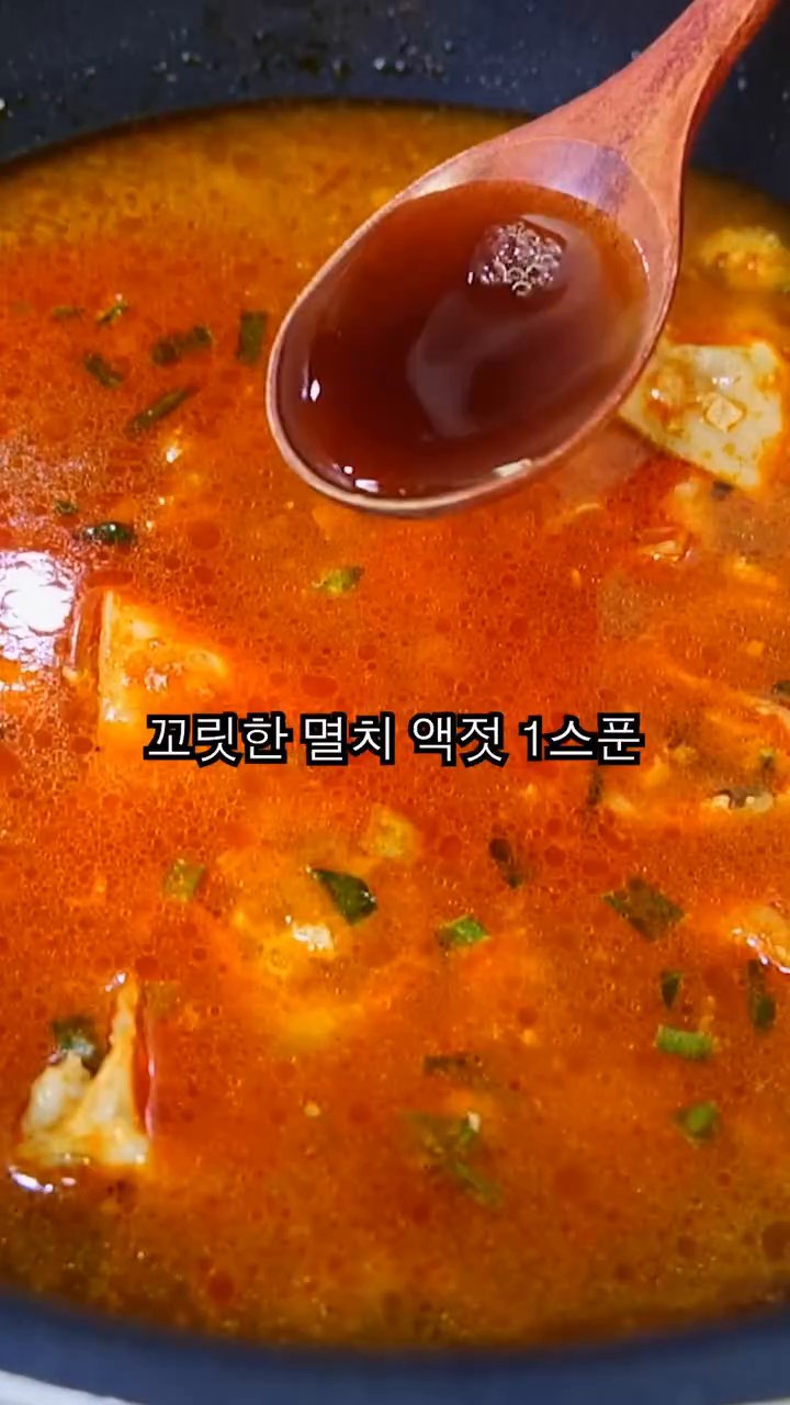 물이 끓어오르면 준비한 만두와 떡국떡을 넣고 푹 끓입니다.