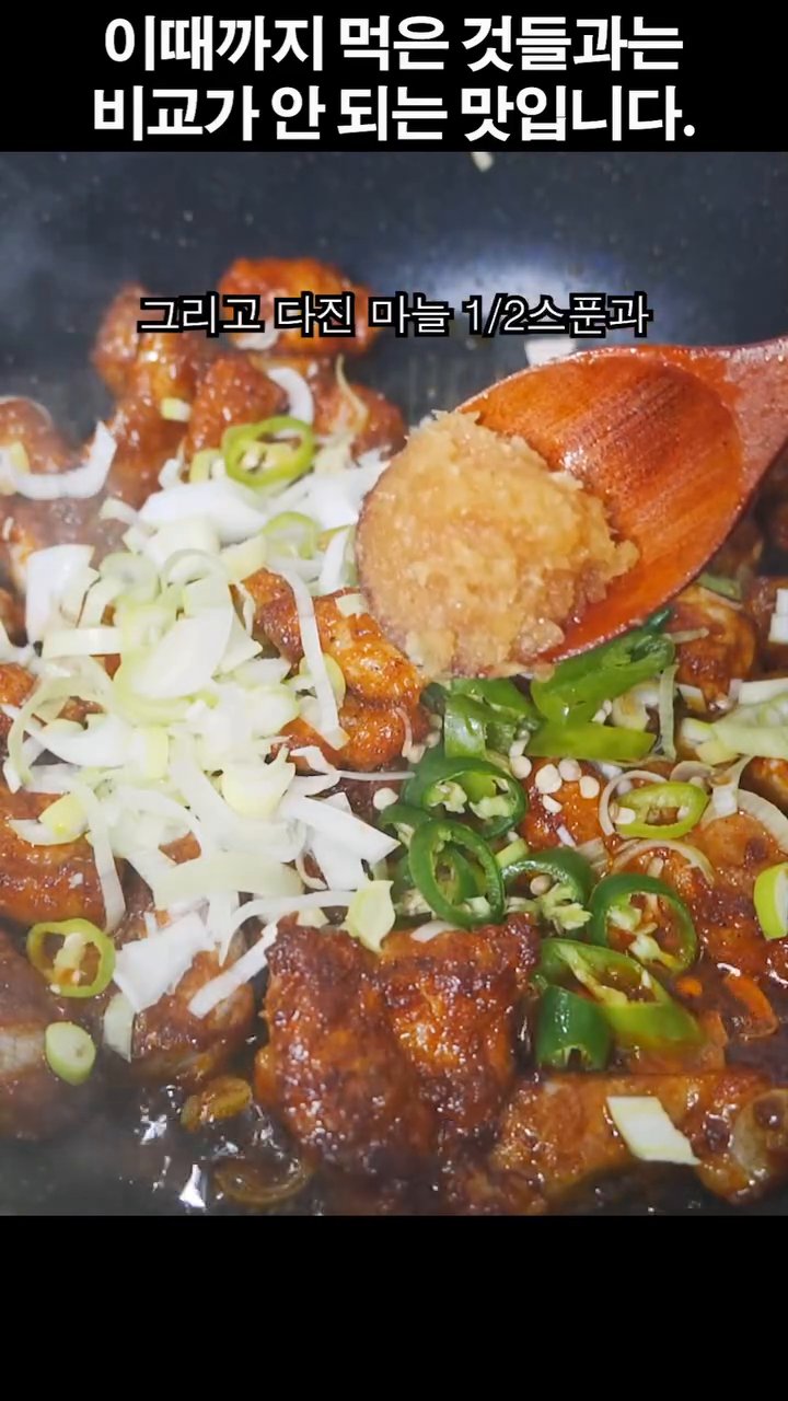 그리고 다진 마늘 반 스푼과 진간장 2 스푼을 팬 빈 공간에 흩뿌리고, 설탕 1 스푼을 골고루 둘러줍니다.