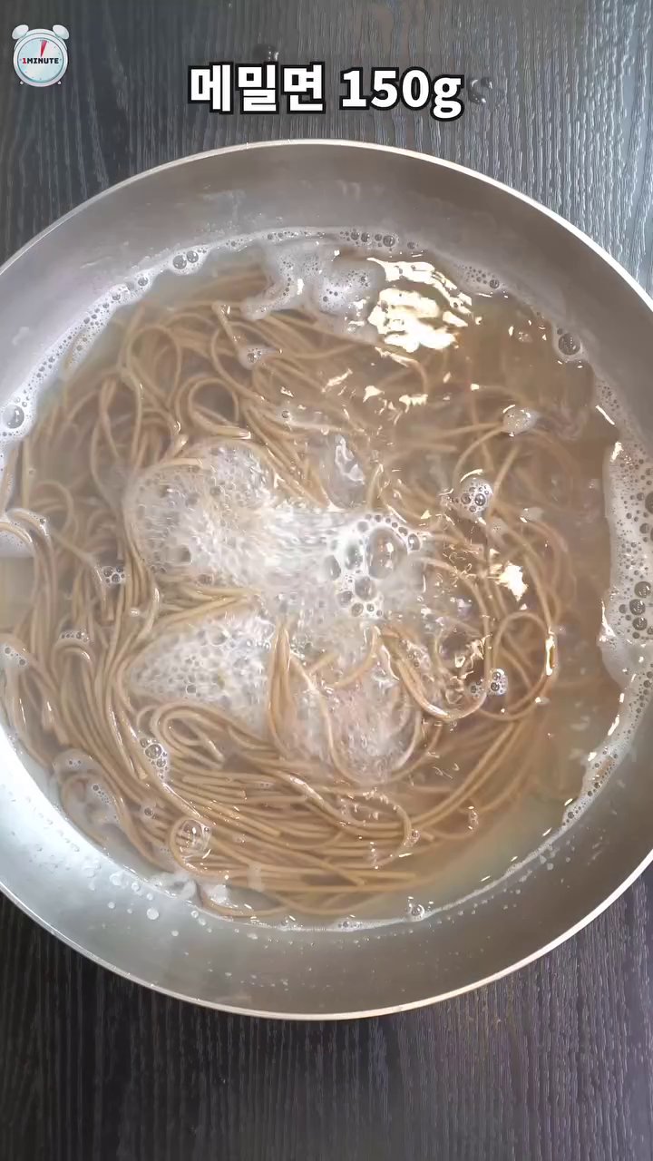끓는 물에 메밀면 1.5인분을 넣고 삶습니다.