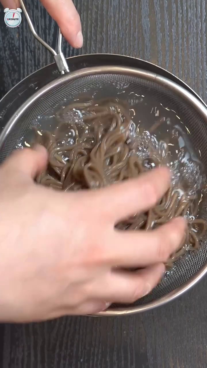 면이 익으면 얼음물에 면을 헹궈준 다음 물기를 털어줍니다.