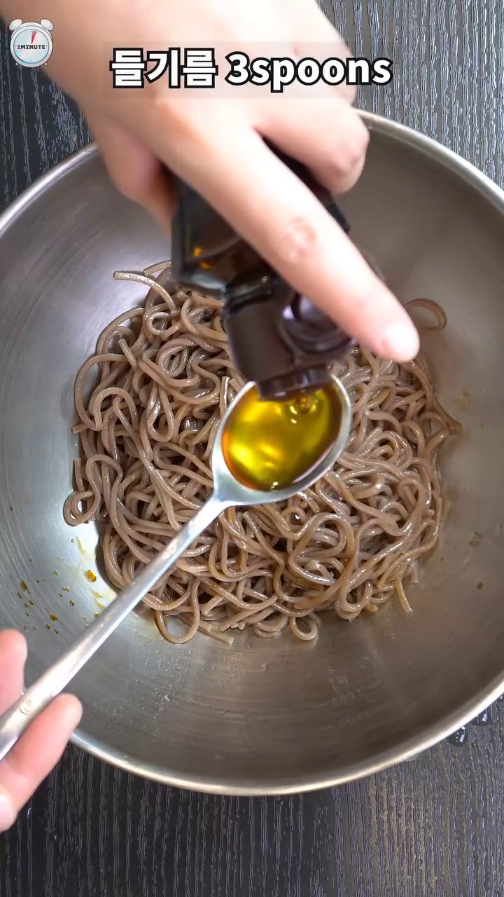 준비한 면에 진간장, 들기름, 설탕, 매실청을 넣고 잘 섞어줍니다.
