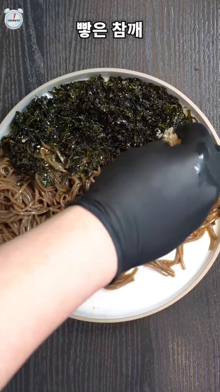 참나물에 진간장, 고춧가루, 설탕, 식초를 넣고 버무린 후 함께 먹으면 더욱 고급스러운 맛을 느낄 수 있습니다.