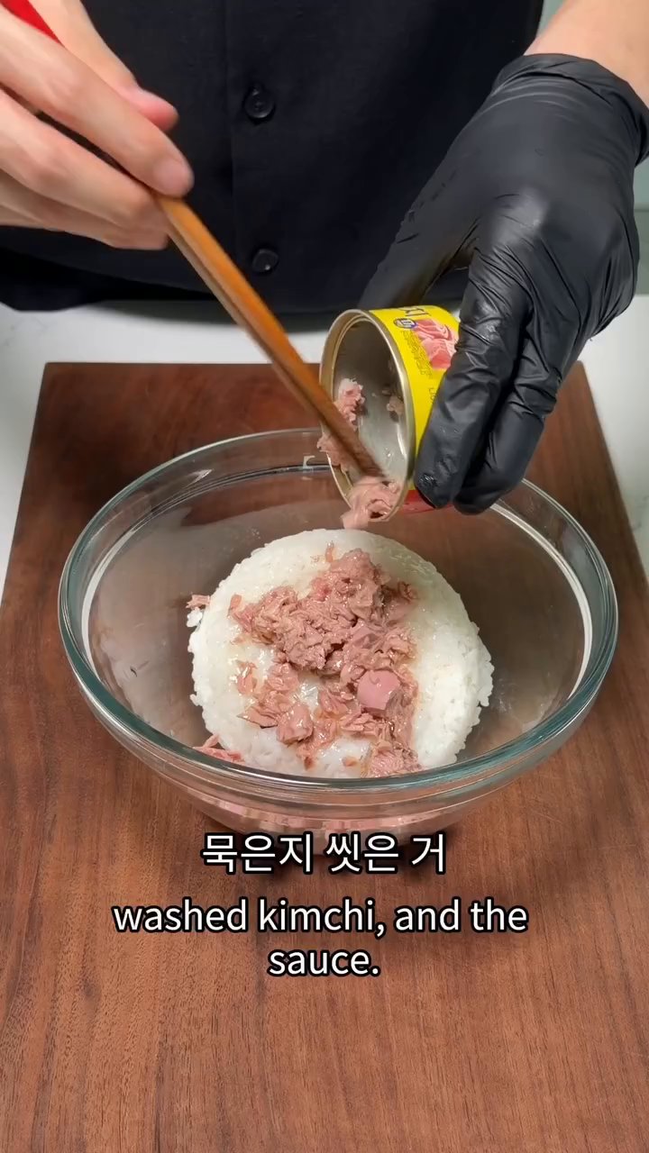비벼 놓은 유부밥을 김밥처럼 돌돌 말아 유부밥 베이스를 만듭니다.