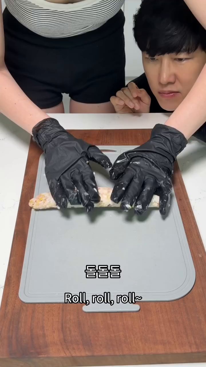 계란을 풀고 소금을 약간 뿌린 후, 얇고 넓게 계란 지단을 부쳐줍니다.