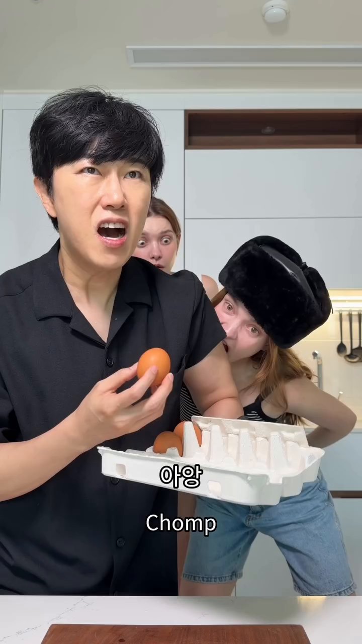 만들어둔 유부밥을 계란 지단 위에 올리고 다시 한번 돌돌 말아줍니다.
