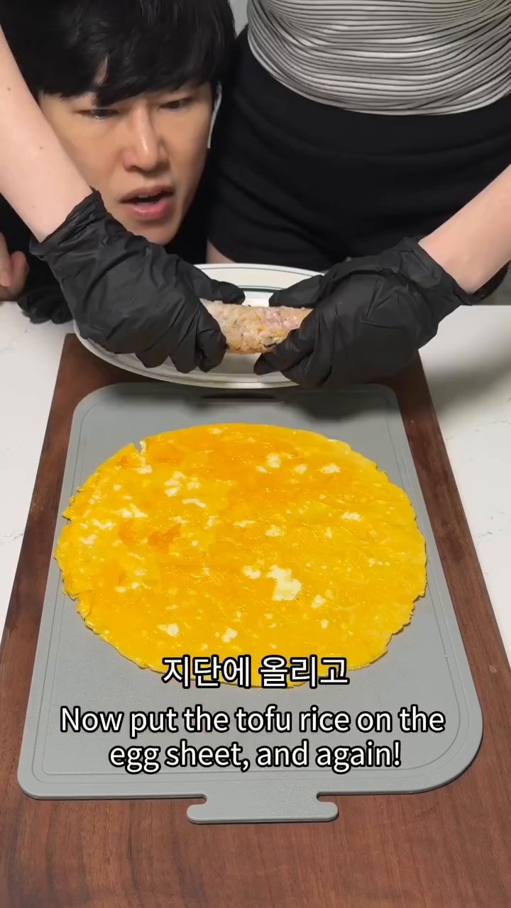 유부 3장을 나란히 깔고 그 위에 김을 한 장씩 올린 뒤, 지단으로 감싼 유부밥을 넣어 꾹꾹 말아줍니다.