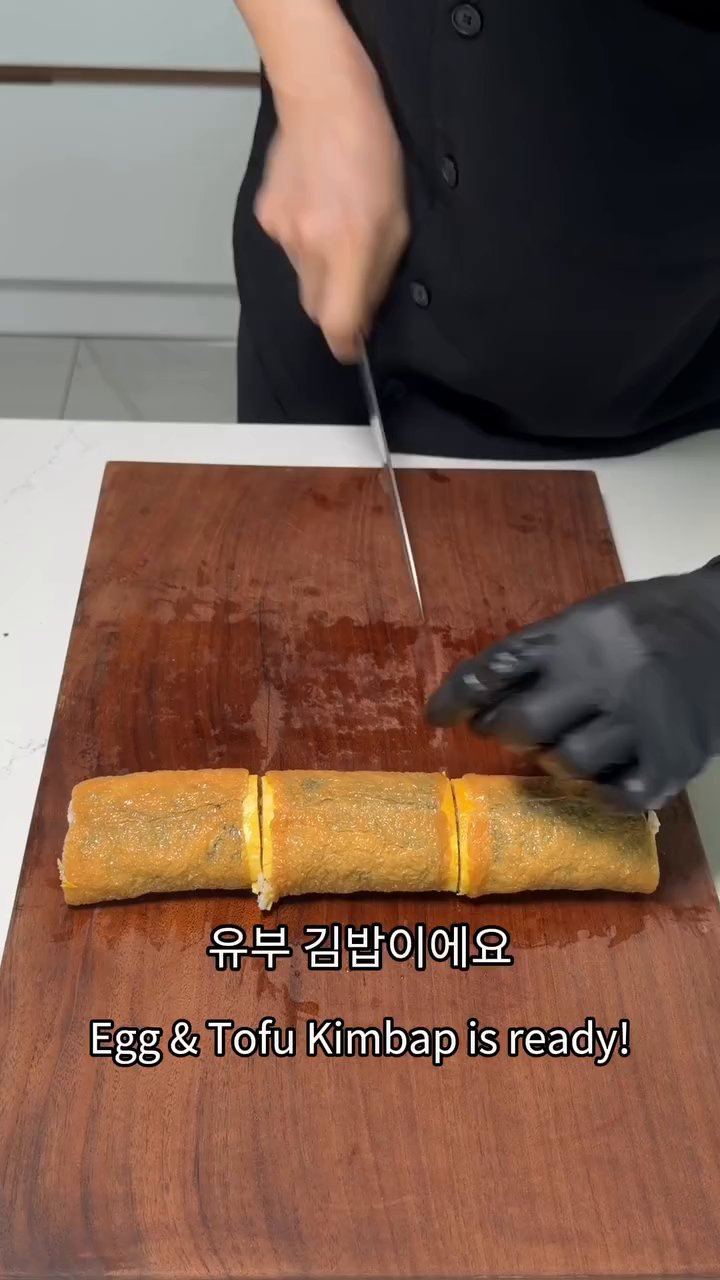 완성된 유부김밥을 적당한 크기로 썰어 플레이팅합니다.