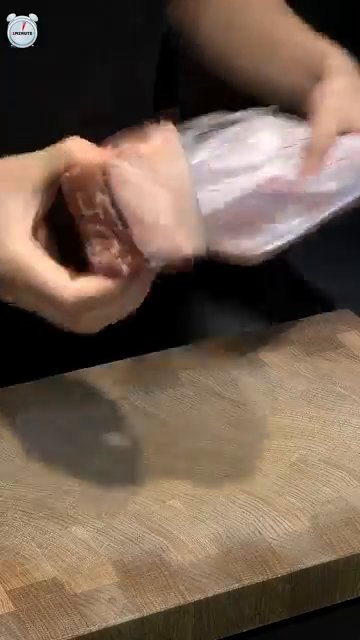 돼지 목살을 3cm 두께로 썰어줍니다.