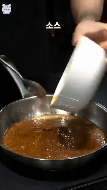 소스를 3분간 끓여줍니다.