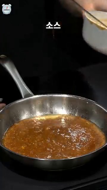 불을 약불로 내리고 버터를 풀어 목살을 데워줍니다.