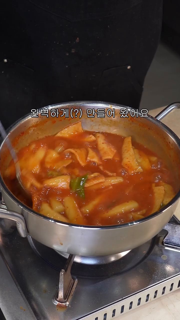 냄비에 물 600ml와 설탕 2스푼을 넣고 끓입니다.