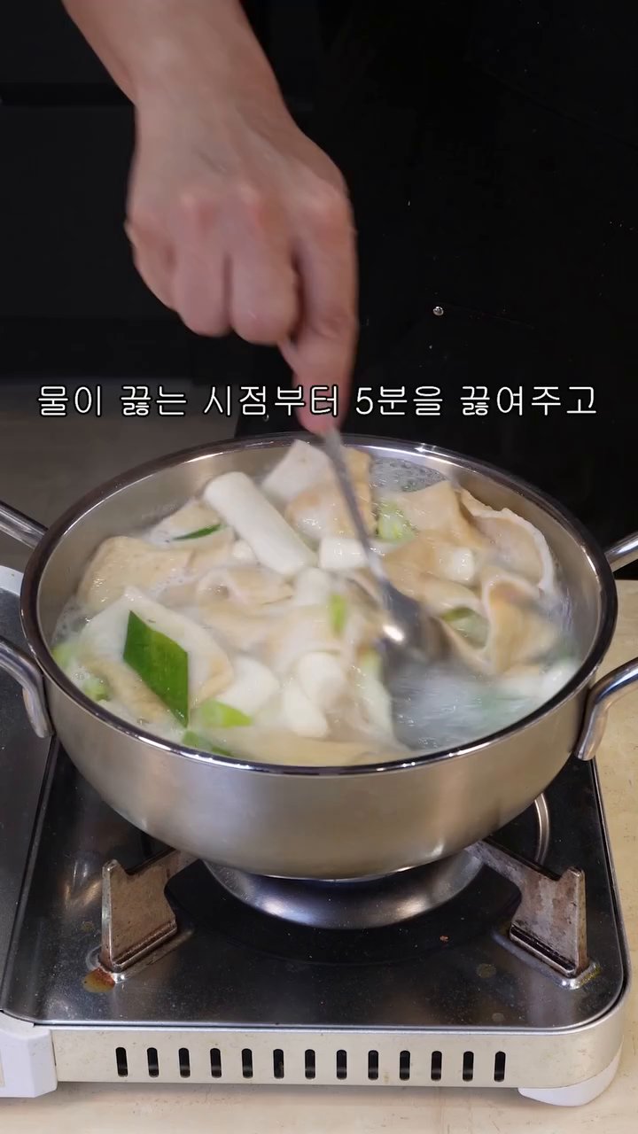 고춧가루 1스푼, 고추장 2스푼, 물엿 1스푼, 소고기 다시다 1/2스푼을 넣습니다.